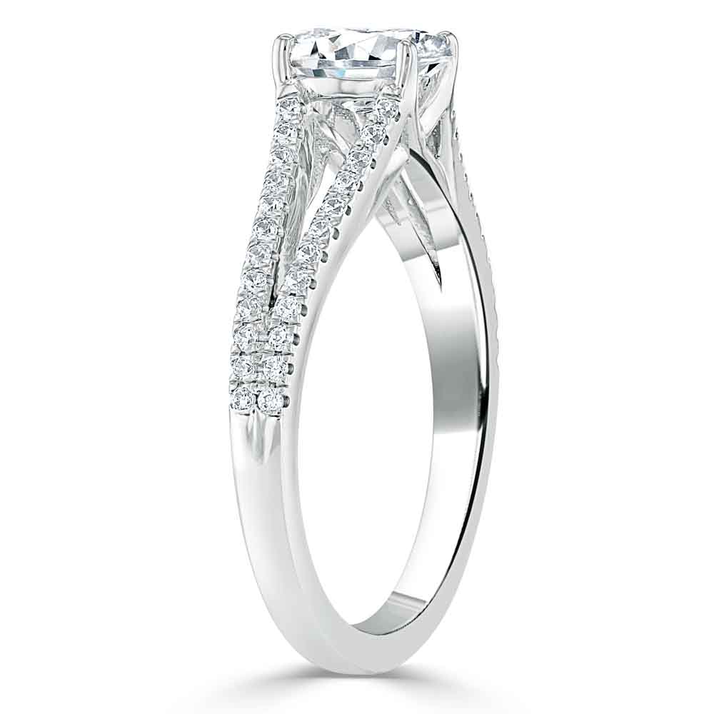 Кольцо с Бриллиантом огранки «Овал» 0,57 ct и инкрустацией 0,48 ct - фото