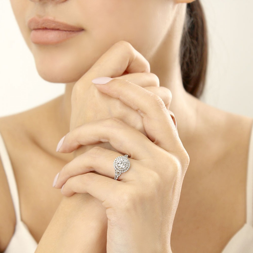 Кольцо с Бриллиантом 0,70 ct и инкрустацией 0,80 ct в Белом Золоте - фото